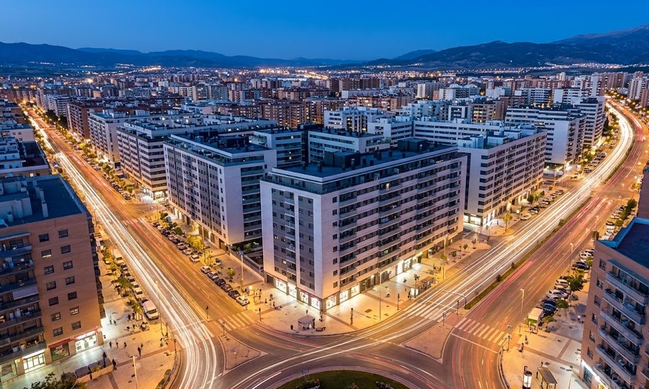 Vista nocturna urbana de los modernos bloques de pisos y avenidas en La Rosaleda, Granada